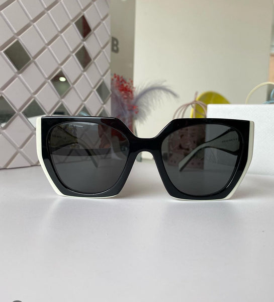 Elegant and  Over sized  Sunglasses with Brand  logo