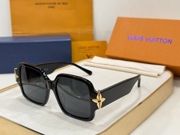 Black Square Sunglasses  Luxury Gold Logo Temple Shades for Women