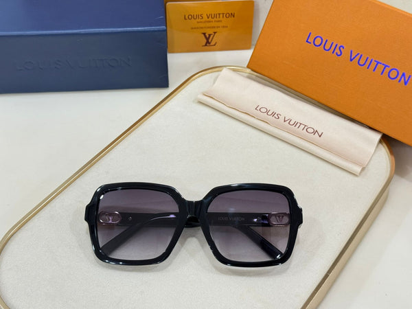 Black Square Sunglasses  Luxury Gold Logo Temple Shades for Women