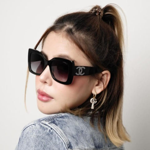 Luxury  Oversized  Sunglass For Women  With Initial  Logo