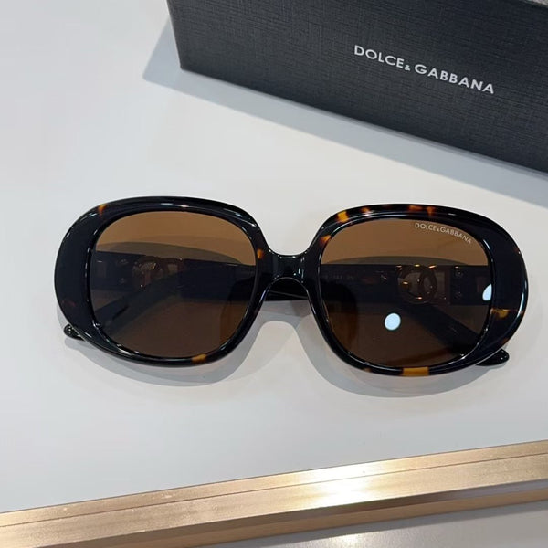 Women’s Oversized Tortoiseshell Sunglasses with Elegant Metal Detail