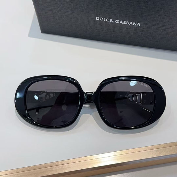 Women’s Oversized Tortoiseshell Sunglasses with Elegant Metal Detail