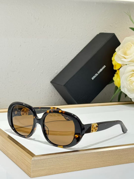 Women’s Oversized Tortoiseshell Sunglasses with Elegant Metal Detail