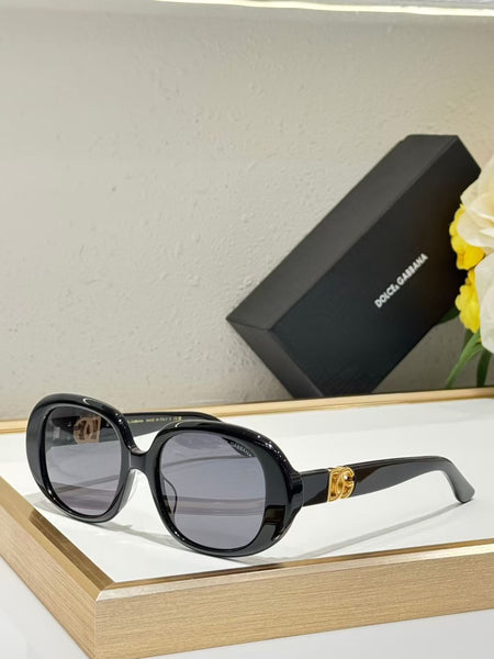 Women’s Oversized Tortoiseshell Sunglasses with Elegant Metal Detail