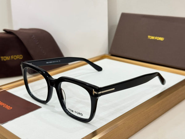 Luxury Eyeglass Frame Elegant Design with Gold Detailing