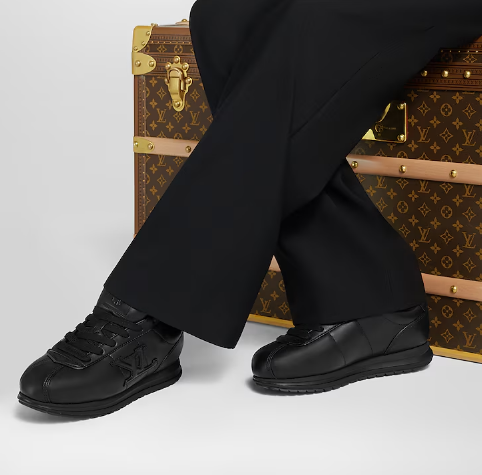 Classic Black Low-Top Sneakers with Sleek Finish